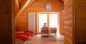 Area relax del Day Spa a Treinke con lettini e luce naturale