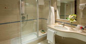 Camere eleganti con design moderno nell'AS Hotel Cambiago