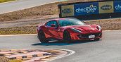 Ferrari 812 Superfast da 800 CV affronta la curva del circuito di Mores