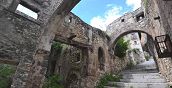 Stradine acciottolate e architettura storica di Navelli