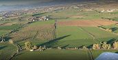 Panorama aereo su Franciacorta durante un’esperienza di volo