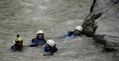Escursionisti che praticano torrentismo in Valsesia