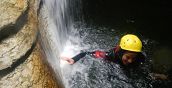Bambini esplorano cascate durante il canyoning
