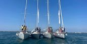 Vista della costa adriatica a Caorle con barca a vela