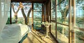 Interno accogliente di casa sull’albero con arredo vintage