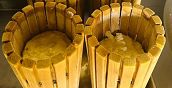 Produzione artigianale della ricotta in caseificio locale