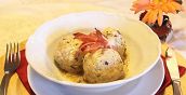 Cena in rifugio con piatti tradizionali e atmosfera calda