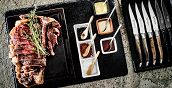 Carne altoatesina servita con diversi sale e salse al ristorante Nives
