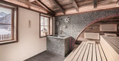 Interno accogliente della sauna nello chalet di montagna