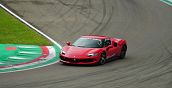 a berlinetta sportiva accelera sul circuito di airola ferrari 296 gtb affrontando i cordoli della pista