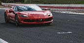 Ferrari 830 CV sul circuito La Conca nel cuore del Salento