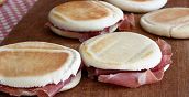 Crescentine modenesi farcite con salumi - Gastronomia di Modena