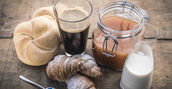 Colazione con pane e prodotti locali