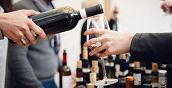 Degustazione vino durante il tour gastronomico a Siena