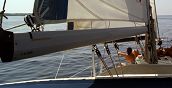 Gruppo di amici che si rilassa sul ponte di una barca a vela