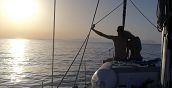 Tramonto romantico visto dalla barca a vela in Cilento