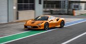 Inquadratura della Ferrari F8 Tributo ai box in Lombardia