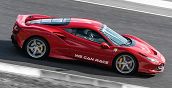 La Ferrari F8 Tributo mentre gira in pista tra i cordoli dell'Autodromo Gianni De Luca