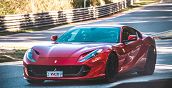 Passeggero nell'abitacolo della supercar Ferrari 812 Superfast durante i giri in pista