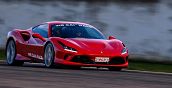 Ferrari F8 Tributo in azione sul circuito La Conca