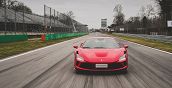 Ferrari F8 Tributo a tutta velocità sul rettilineo dei box a Monza
