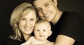 Neogenitori e neonato in un servizio fotografico a domicilio