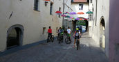 Ciclisti tra i vigneti del Sudtirolo durante un’escursione in mountain bike