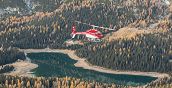 Elicottero sorvola le montagne del Parco delle Orobie vicino a Sondrio