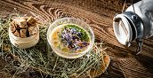 Zuppa tradizionale altoatesina servita con pane di segale croccante 