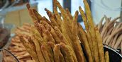 Grissini artigianali serviti con vino piemontese durante un tour street food a Torino