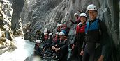 Gruppo in attività di body rafting in piena sicurezza