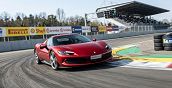 Guida della Ferrari 296 GTB in uscita dalla Parabolica a Monza