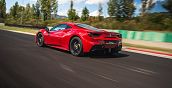 Pilota guida di una Ferrari in pista vicino a Torino