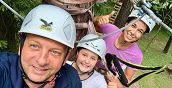 Famiglia che si diverte su un percorso sospeso