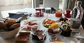 Dettaglio della colazione con prodotti freschi e locali