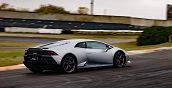 Supercar Lamborghini Huracan EVO sfreccia lungo i cordoli del circuito