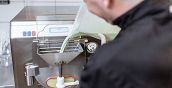 Lezione di gelato artigianale in una gelateria a Roma