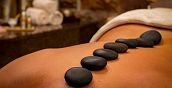Pietre calde durante il trattamento hot stone presso Soulspace Firenze
