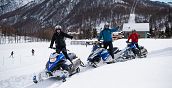 gruppo di amici durante un tour in motoslitta a San Sicario