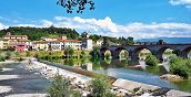 Vista panoramica del fiume Serchio durante il packrafting