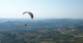 Esperienza di parapendio tandem a Lessolo, adrenalina e paesaggi unici