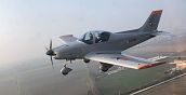 Persona ai comandi di un aeroplano mentre impara a pilotare