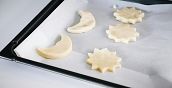Preparazione di biscotti fatti in casa con ingredienti freschi e genuini