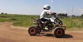 Bambino che guida un quad elettrico su circuito sterrato a Cerveteri