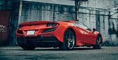 Una Ferrari F8 Tributo in piena accelerazione sul circuito di Milano, l'idea perfetta da regalare a un appassionato