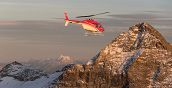 Elicottero che sorvola le cime innevate di Sondrio con vista spettacolare