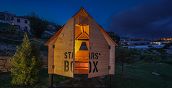 StarsBox Sanremo vista esterna di notte immersa nella natura