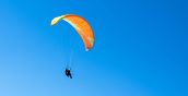 Volo panoramico in parapendio su colline di Schiavi d'Abruzzo