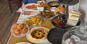 Tavolo imbandito per il brunch alla Fattoria Agata