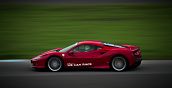 Ferrari F8 Tributo in azione durante un giro di pista veloce sul circuito di Airola